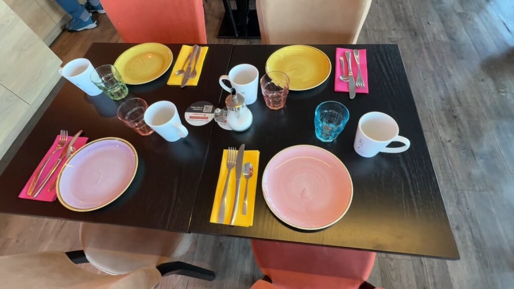 Table dressée pour le petit-déjeuner à l'hôtel